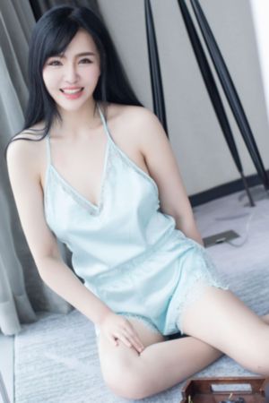 躲在桌子下含了上去_未删减完整版